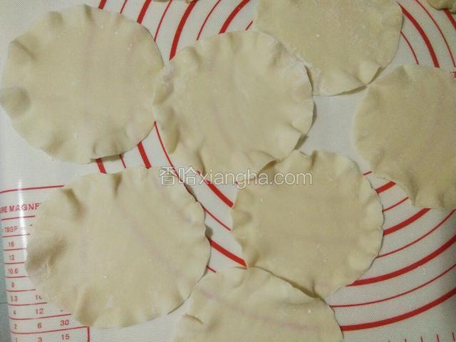 后来我用手直接捏饺子皮边缘，比擀面杖擀的均匀，依次捏好