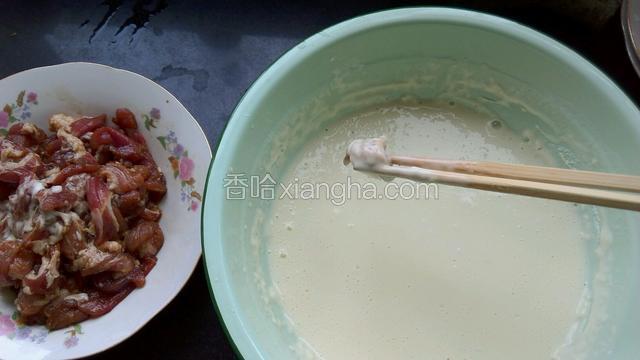 另用一小盆调制面糊，面粉加地瓜淀粉（比例3:1）用适量清水调成糊状，再加入一个鸡蛋，少量盐搅拌均匀，面糊的稀厚度以能糊住肉片三秒钟再往下滴为宜。