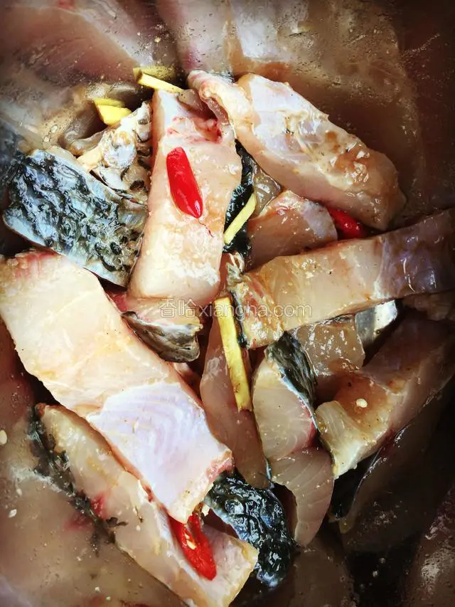 在用料酒、盐、辣椒、鸡精、胡椒粉、生抽等佐料腌制十五分钟