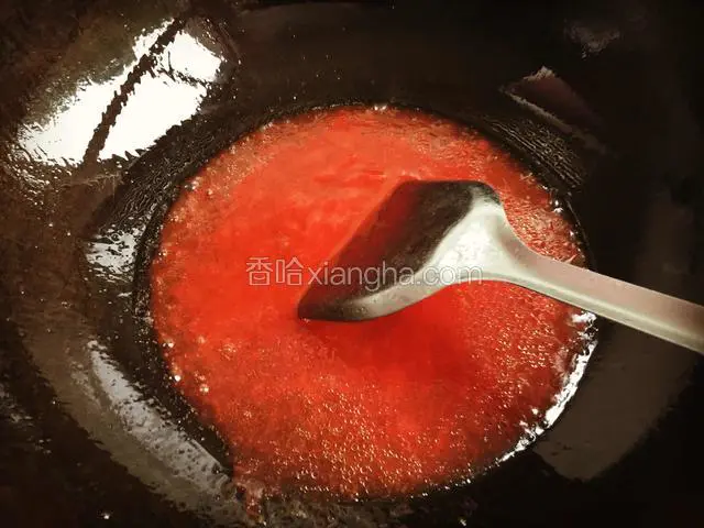 锅中加入少许油、加入醋、糖、蕃茄酱、和少许的水熬煮搅拌至五分钟等酱汁浓稠时放入鱼块搅拌、