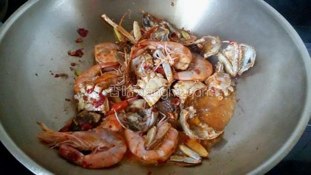煸炒成红色。
