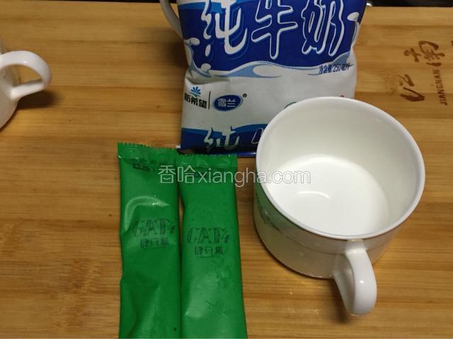 准备好食材，取一杯牛奶煮开，备用