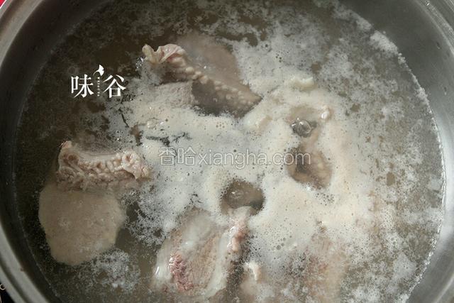 猪骨冷水入锅，水开后焯水2分钟；