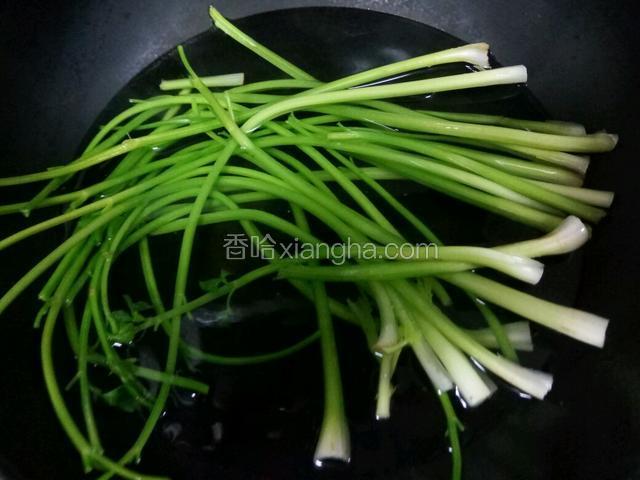 锅内烧开水芹菜焯一下。