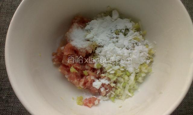 肉放大碗里，放盐，葱姜末，生抽，淀粉，胡椒粉搅拌均匀