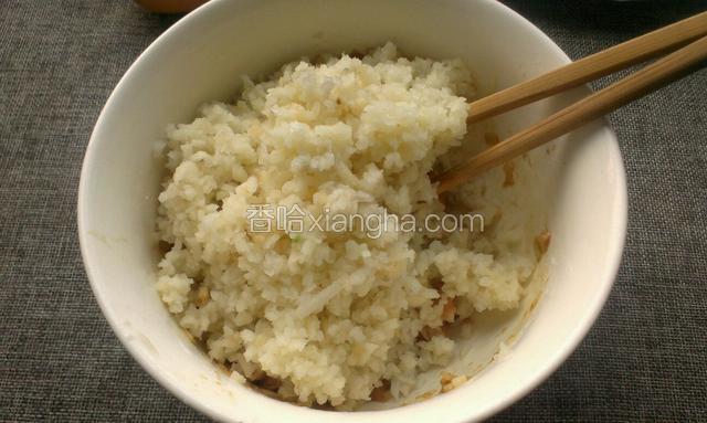 再把莲藕细末放大碗搅拌均匀