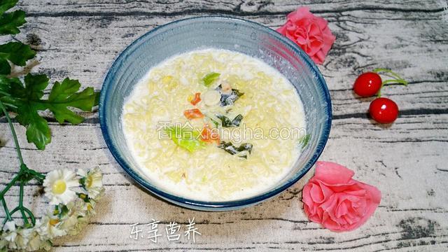 牛奶煮鲜虾鱼板面