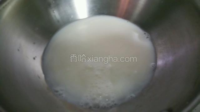 锅中加入正常煮方便面一半的水，加入等量的牛奶烧开