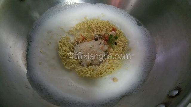 锅中水烧开后放入面饼和调味料，蔬菜包，用筷子搅开