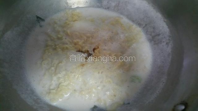 小火炖2分钟，面条煮至透明状，加入油包