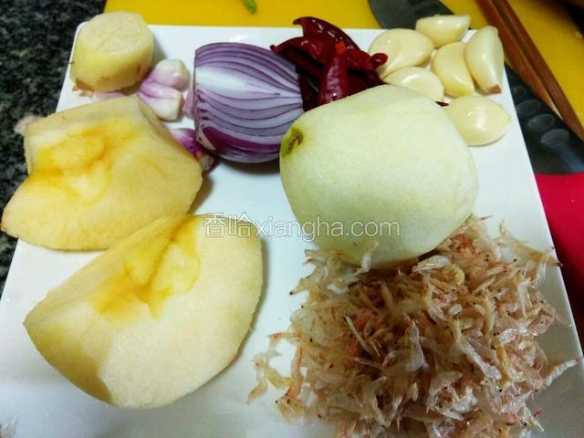 姜，红葱头，干辣椒，蒜头，苹果，虾皮，梨备料