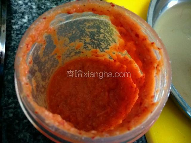 然后把，蒜头，糖，虾皮，苹果，梨，洋葱，姜，全部打成糊糊
