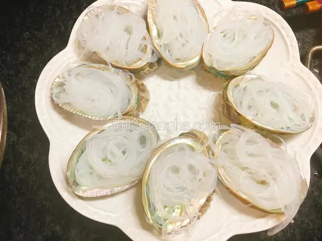 取适量粉丝放鲍鱼壳内。