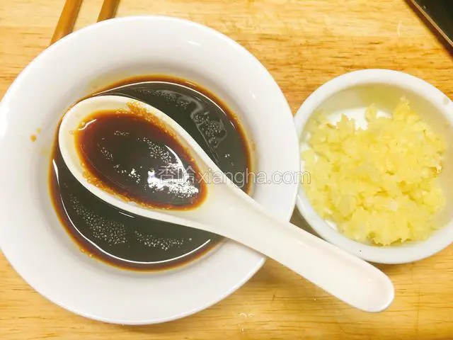 蒜切成蒜泥。酱汁调好。