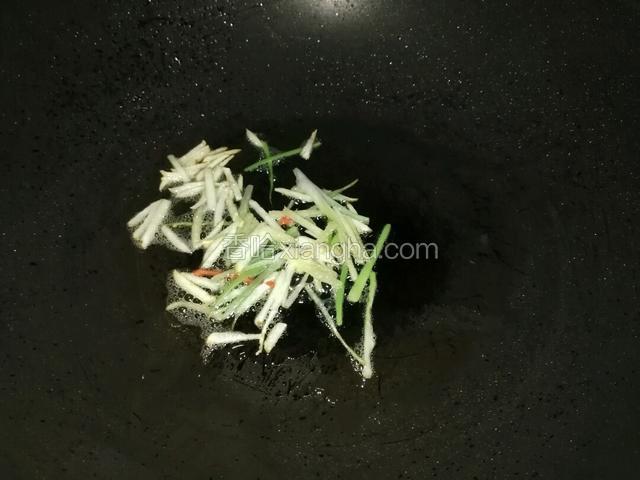 备炒锅，热锅倒油，不用太多油。油热下葱姜蒜丝爆香。