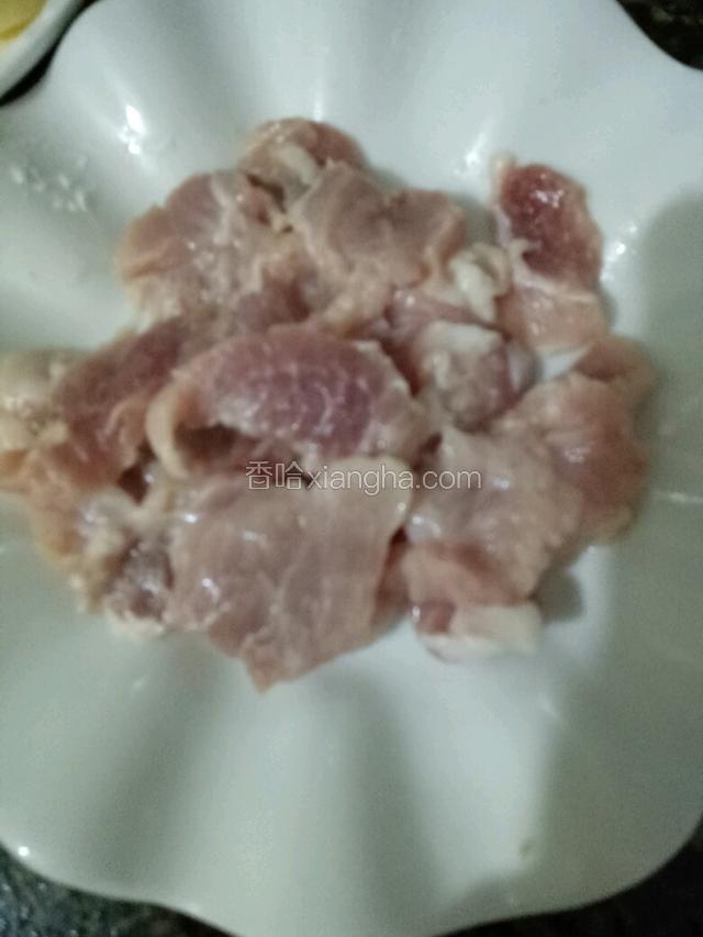 猪肉切成片用生粉料酒捏上劲。