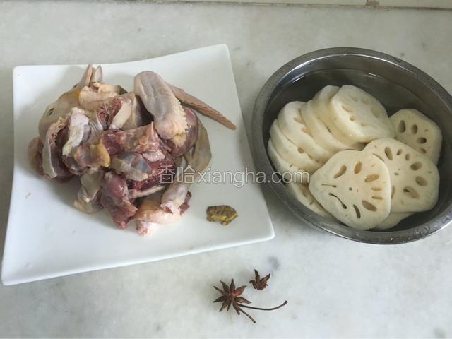 鸭子洗净切块，莲藕去皮切块