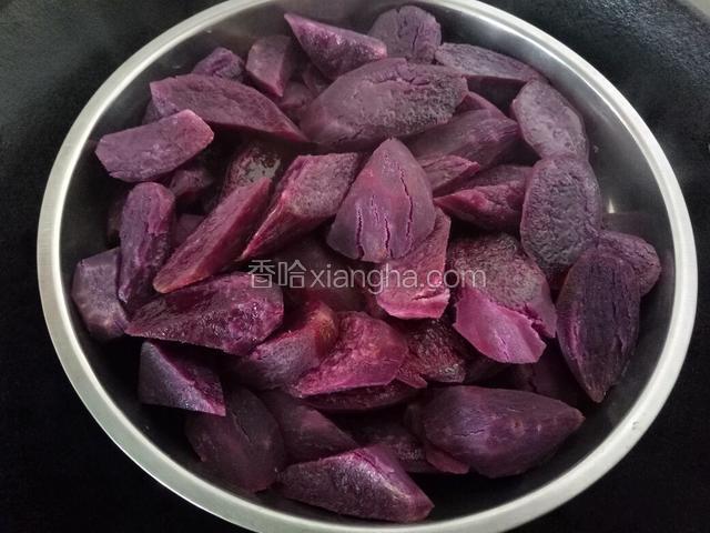 紫薯去皮切块，隔水蒸熟。