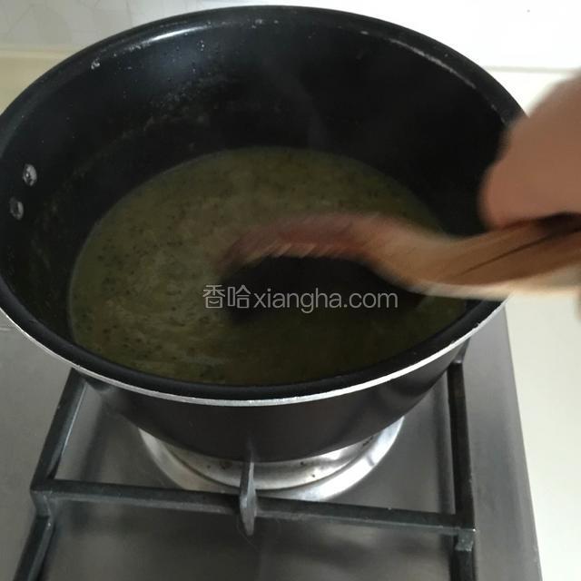 煮至汤汁浓稠时小火慢煮，用木勺不停的搅拌