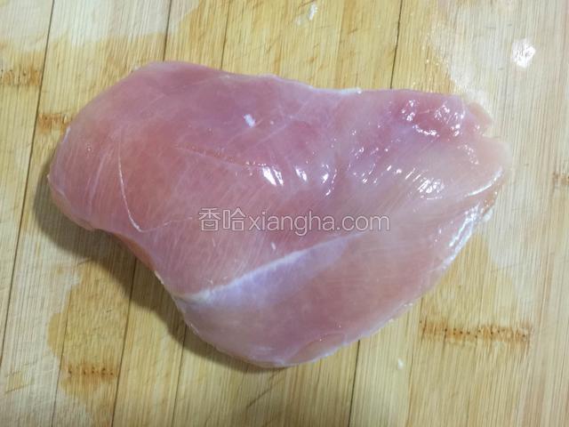新鲜鸡胸肉一块，洗净控水备用。