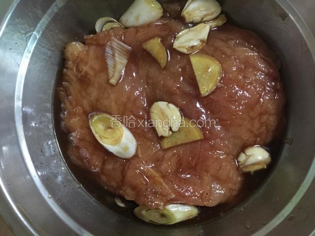 将鸡胸肉放置于一个干净容器内，放入葱姜蒜，加入少许盐、鸡粉、白胡椒粉、生抽、料酒和蚝油后，用手将这些调料与鸡胸肉充分抓匀后，盖上保鲜膜放入冰箱冷藏，腌制二小时。