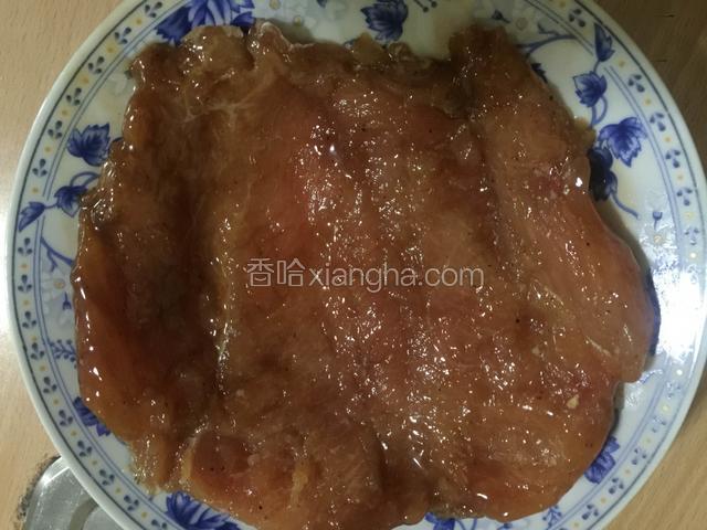 将腌好的鸡胸肉从容器中取出，葱姜蒜等腌料都不要。