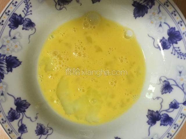 鸡蛋一枚，打成蛋液备用。