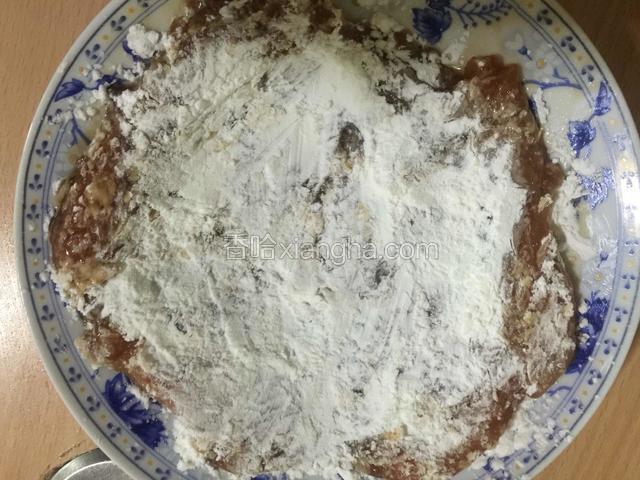 鸡胸肉二面均匀蘸上干淀粉。