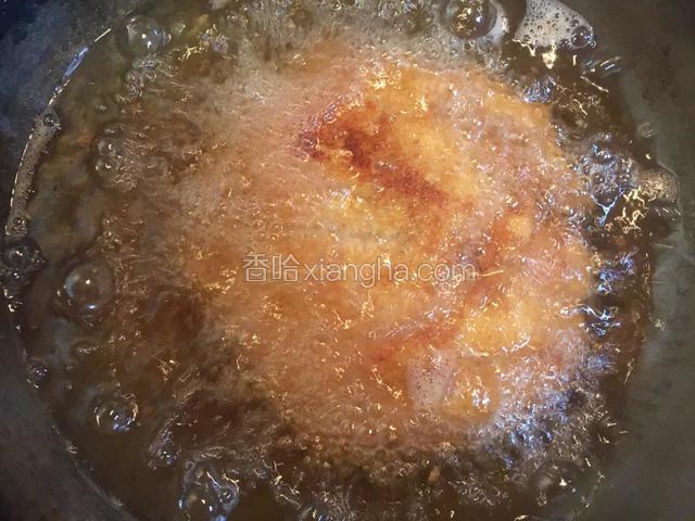 中火炸制鸡胸肉二面呈金黄色时捞出，大约需要炸5分钟左右，鸡肉比较好熟。