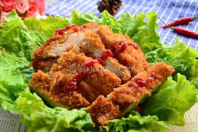 将控好油的鸡排切成条状，装盘，挤上适量的番茄酱，外酥里嫩，咸鲜可口的炸鸡肉做好了，请慢用。