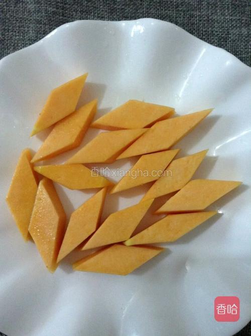 南瓜切成菱形片.