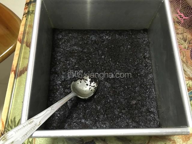 黄油融化后与饼干混合铺入模具底部用工具压实放冰箱冷藏