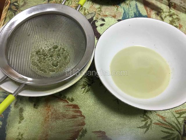 牛奶加热放入过撒的抹茶粉调匀再过撒一遍