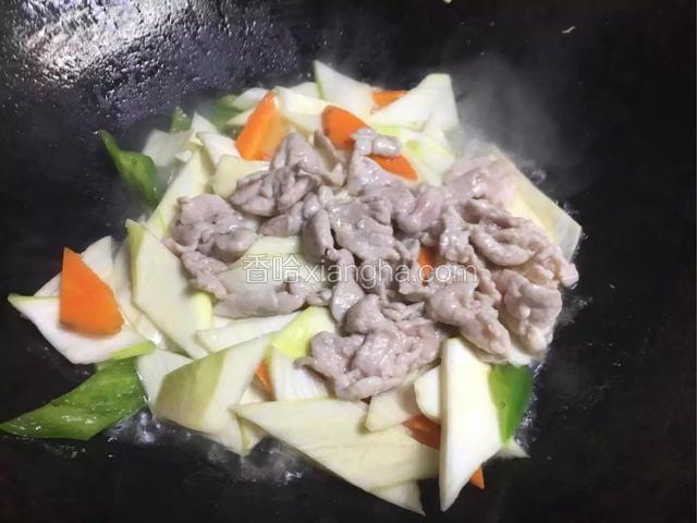 加入肉片一起煸炒，加适量盐和少许鸡精调味；