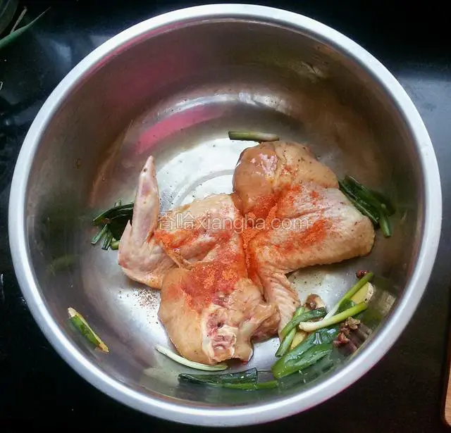 放葱，姜，干辣椒，新奥尔良烤肉料，胡椒粉，盐，白糖，生抽，料酒，腌制半个小时。