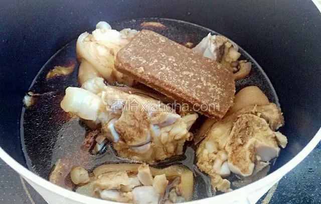 加入适量的甜醋，没过食材，加入一小片黄糖 少许盐