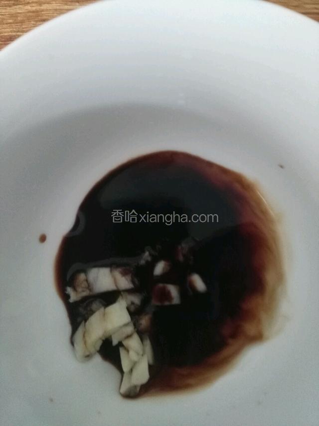 大蒜切粒加入酱油，香油和少许凉开水搅拌均匀