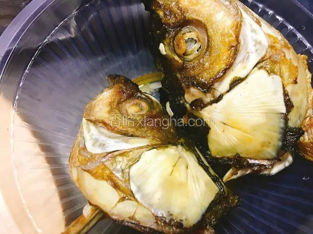 买鱼时请店家切开，炸至金黄了。