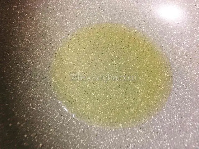 放入适量油。