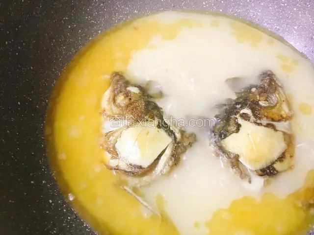 大火煮沸，小火炖至汤汁变白。