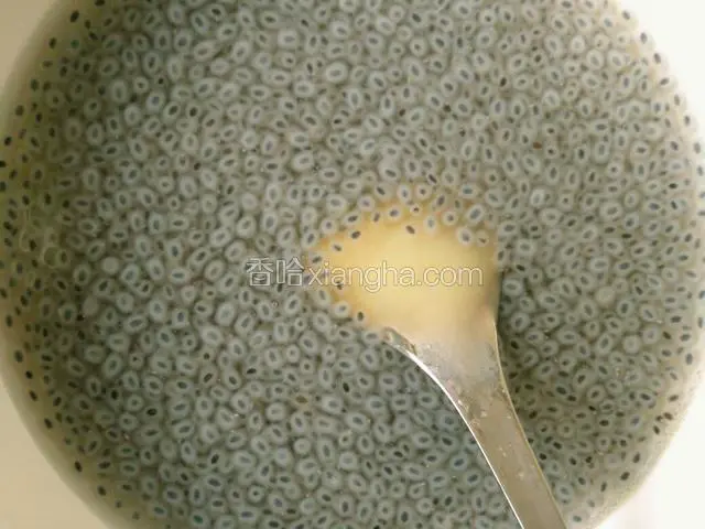 可以加入少许蜂蜜，搅拌均匀。（没有也可以不加）