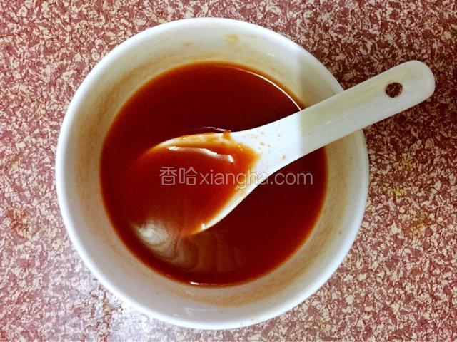 取一个碗：放入番茄酱、生抽、白糖加水调成茄汁备用