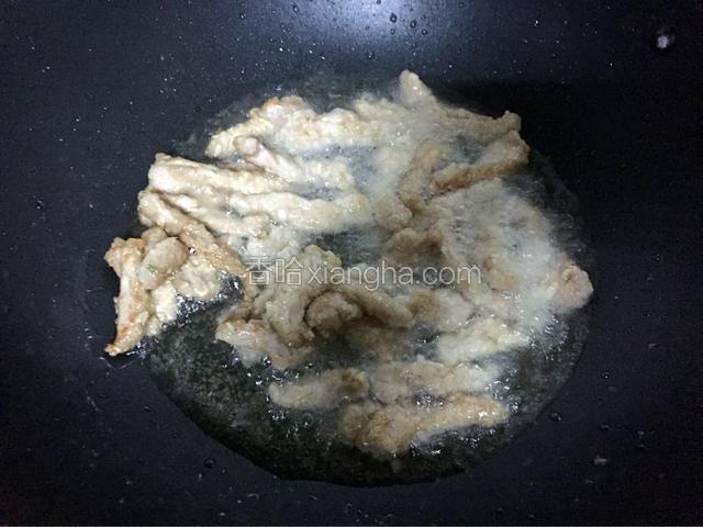 锅中再次烧热油后把猪肉条复炸一次，捞出沥干油分备用