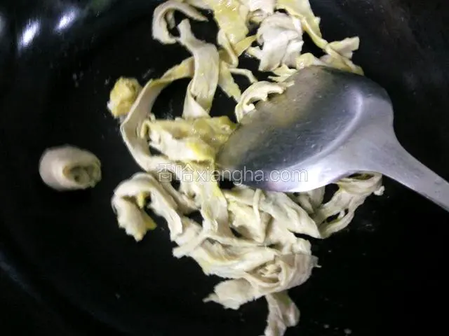 热油，放入面筋