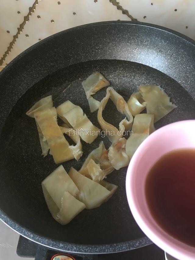 冷水下锅，加料酒。