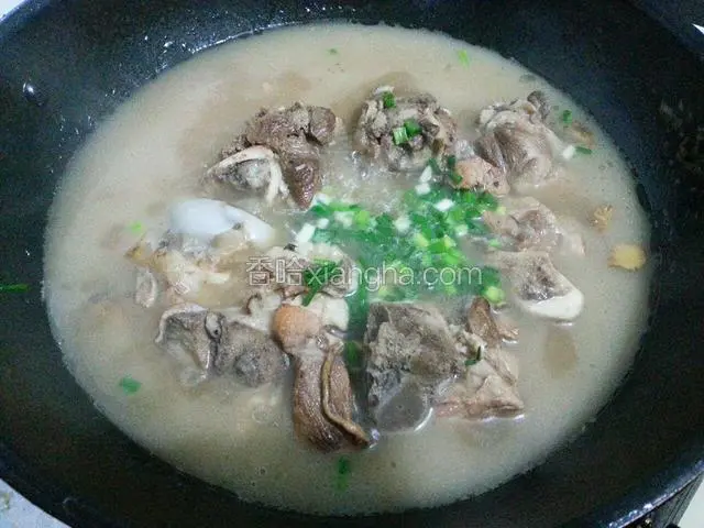 汤汁变得浓郁然后撒点葱花