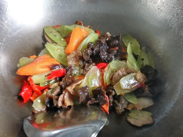 在放入切好莴笋，木耳，胡萝卜，红椒下入锅内爆炒片刻，在下入适量的盐翻炒均匀