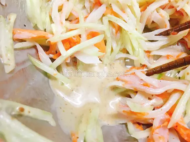 蟹肉棒和黄瓜放一起，倒入焙煎芝麻沙拉汁。