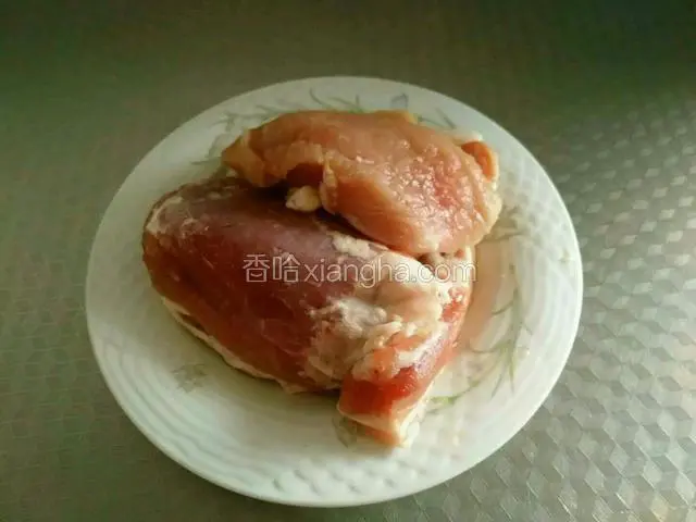 猪肉解冻洗净（泡两小时，把血水泡出去哦）。