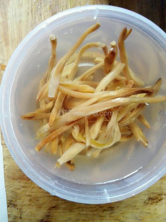 黄花菜用温水泡发